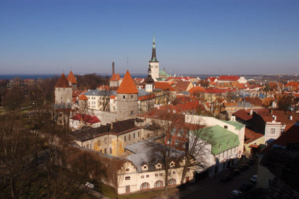 Panorama Miasta, w tle kościół Św. Olafa, baszty Tartu i Tallin na zdjęciach