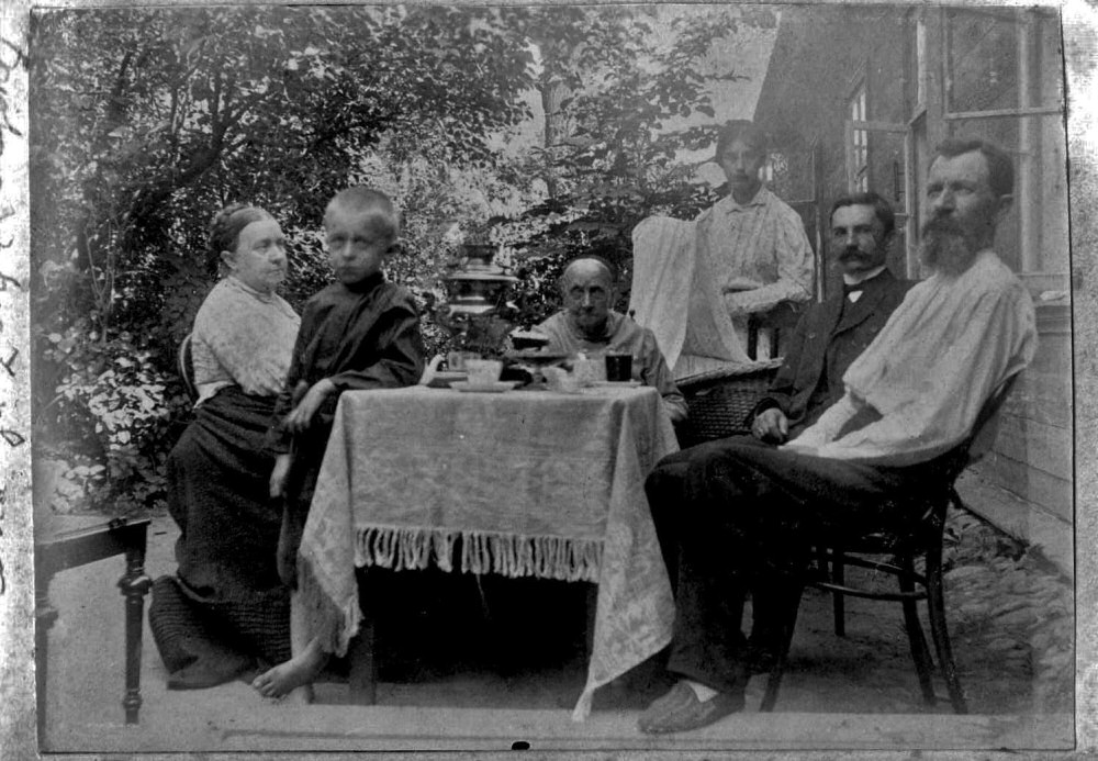 Tartu, 1906 rok. Staruszka za stołem – Berta Bernasconi; po lewej stronie jej córka Emilia; po prawej stronie jej mąż Gustaw Waldmann (z brodą). Młoda osoba z tyłu – ich córka Hedwig (Jadwiga) – moja babcia – w wózku ich starsza córka Waleria, o której nie wspominam. W marynarce – Ignacy Szantyr mąż Jadwigi. Chłopiec stojący z przodu – brat Jadwigi.