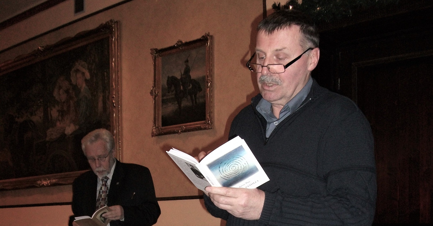 Wieczór poetycki Konfraterni Poetów w Krakowie. Aarne Puu czyta wiersz ze swojego tomiku